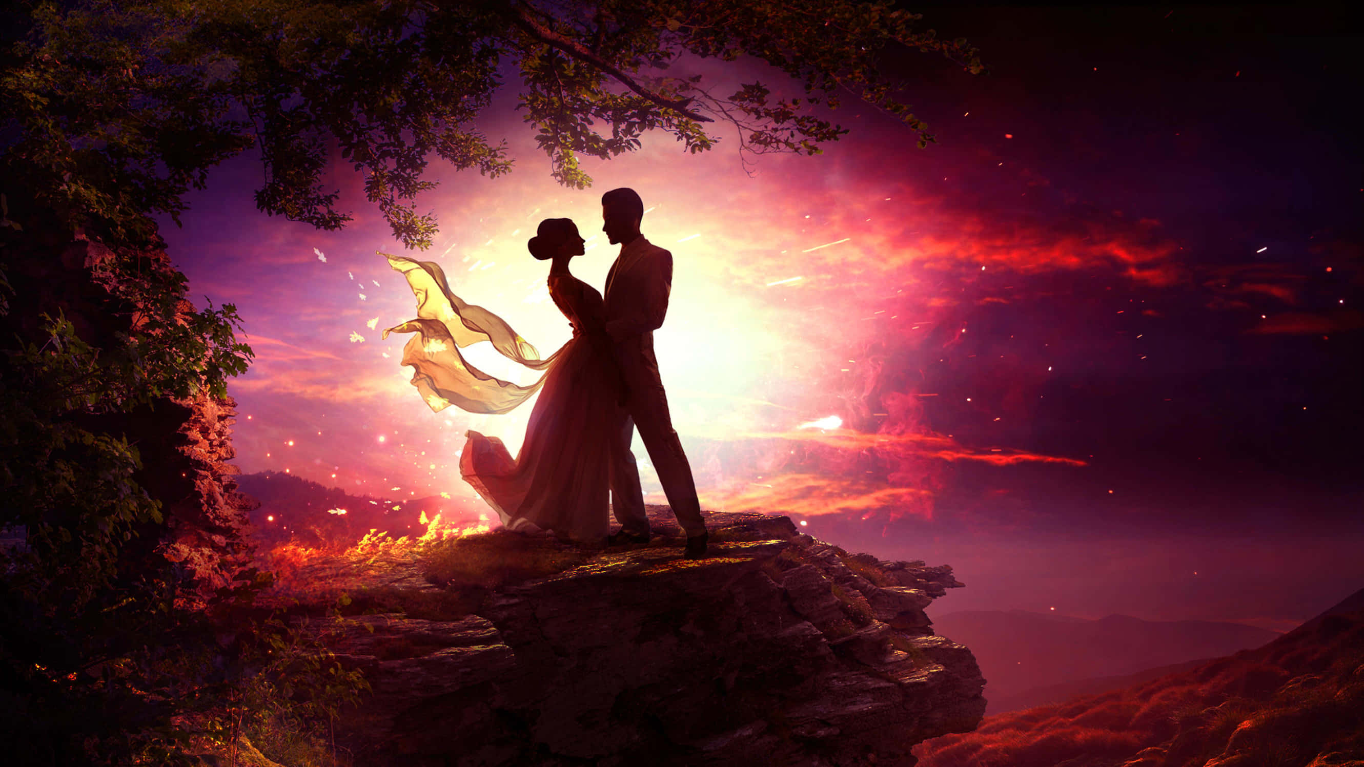 Love Couple 桌布 壁紙 — 一對剪影情侶在日落時分於懸崖頂上擁抱，周圍有火紅的雲彩和發光的粒子旋轉環繞。