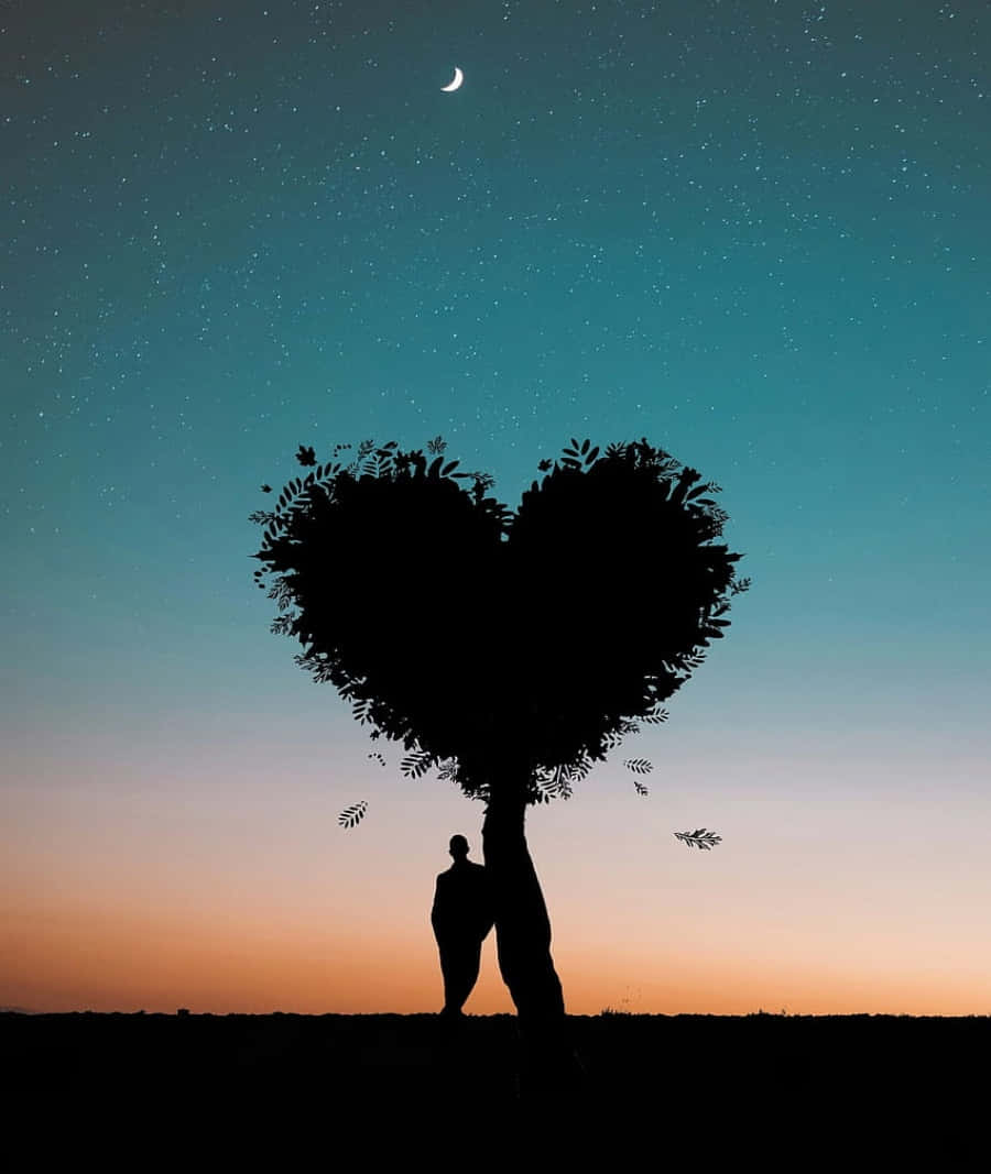 Heart Silhouette 桌布 壁紙 — 一對剪影情侶在星空暮色下，於心形樹下擁抱，伴隨著一彎新月。