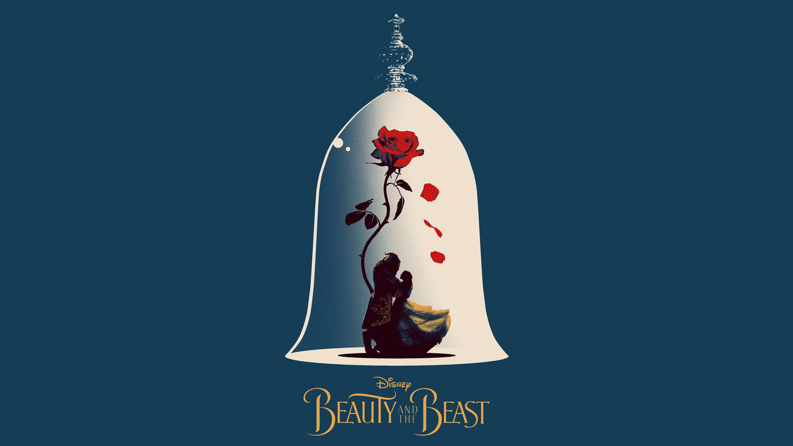 beast 桌布 壁紙 — 一對剪影情侶在玻璃穹頂下擁抱，一朵帶有飄落花瓣的紅玫瑰在深藍色背景上在他們上方盛開。