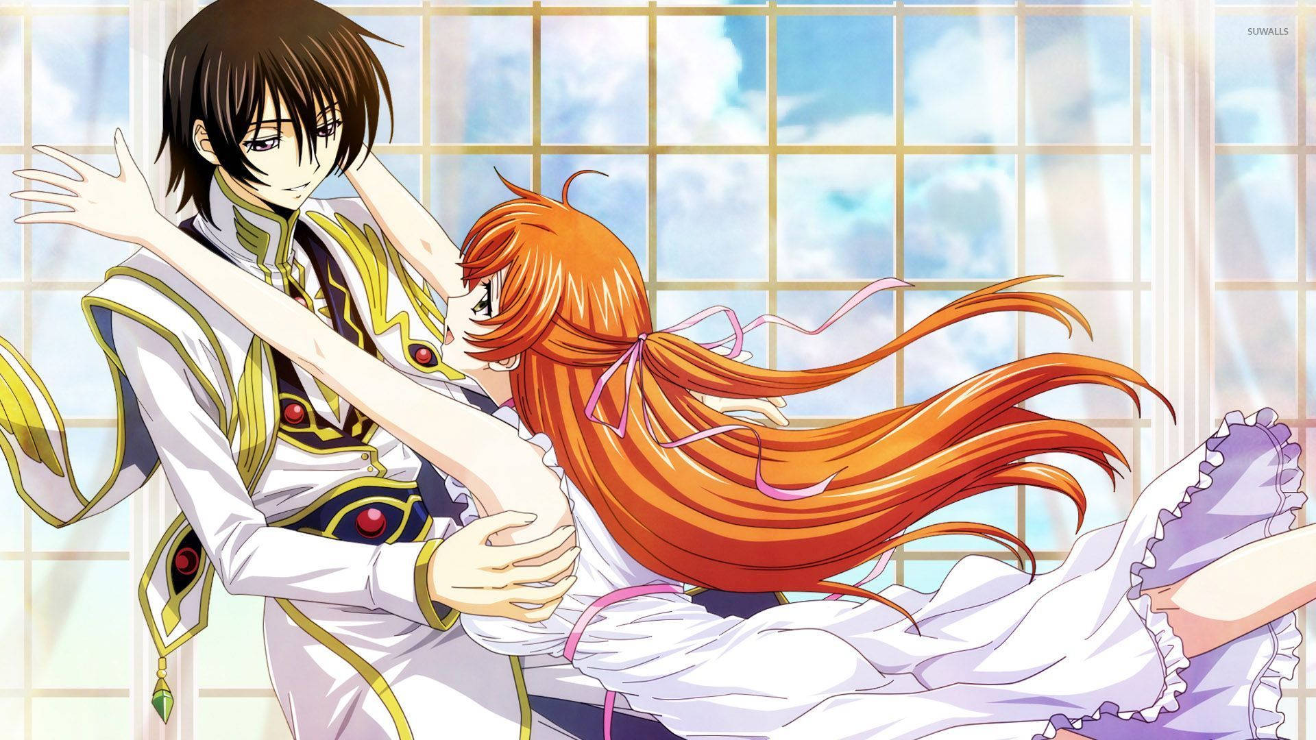 lelouch lamperouge 桌布 壁紙 — 一對動漫情侶在明亮的窗邊擁抱，橙色長髮飄逸，身穿華麗白色服裝，背景是藍天。