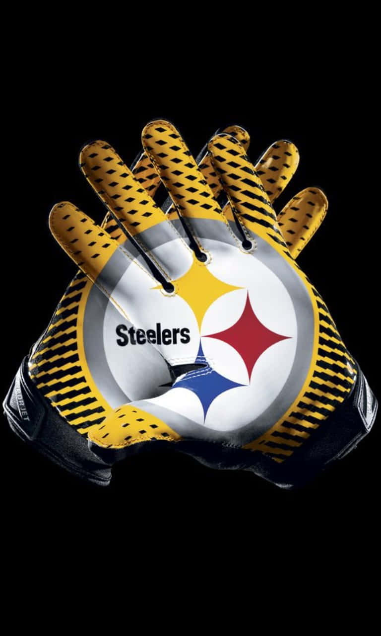 Steelers Phone 桌布 壁紙 — 一對匹茲堡鋼人隊美式足球手套，手指有黃黑條紋，手掌中央有球隊標誌，背景為黑色。