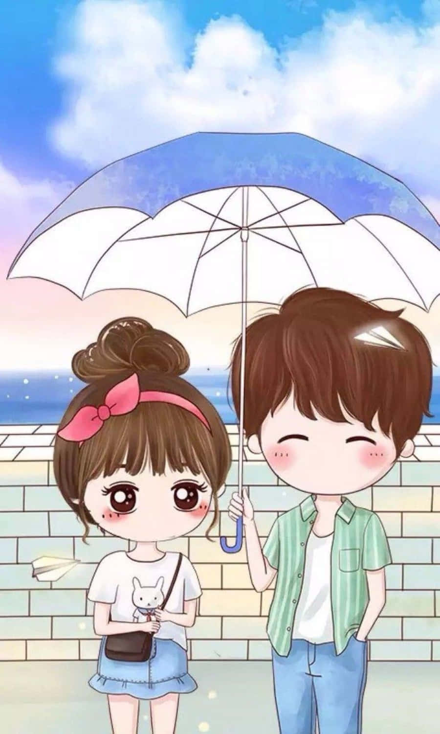 Couple Cartoon 桌布 壁紙 — 一對可愛的動漫情侶在明亮的天空和蓬鬆的雲朵下共用一把藍白相間的雨傘。
