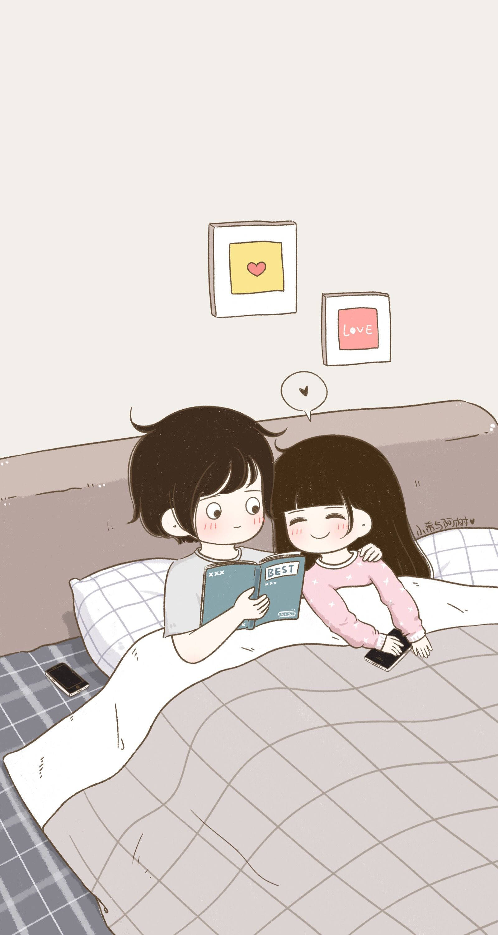 Cute Couples Cartoon 桌布 壁紙 — 一對可愛的卡通情侶在床上蓋著毯子依偎在一起看書，上方有心形主題的牆壁藝術。
