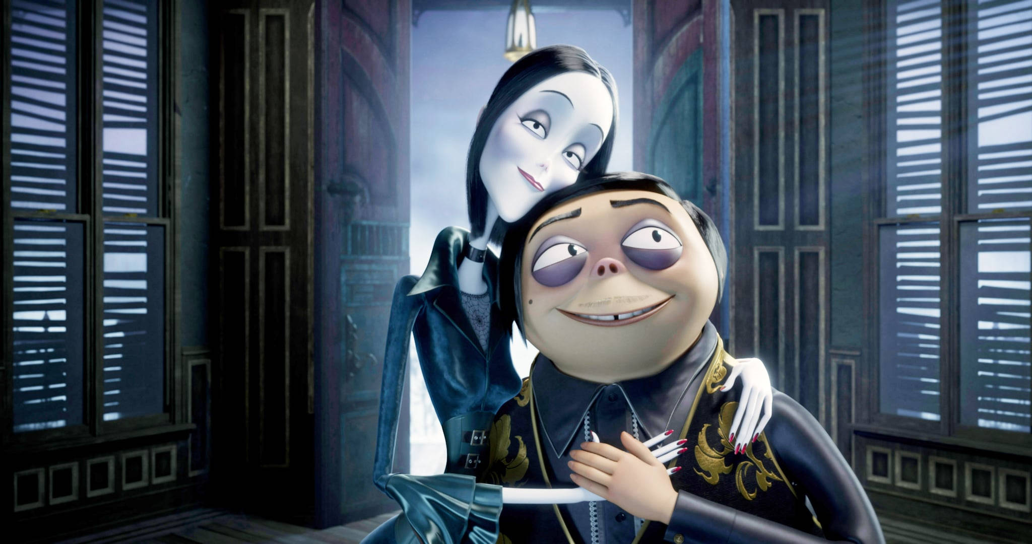 The Addams Family 2 桌布 壁紙 — 一對哥德式動畫情侶在燈光昏暗、窗戶緊閉、木雕華麗的豪宅中擁抱。