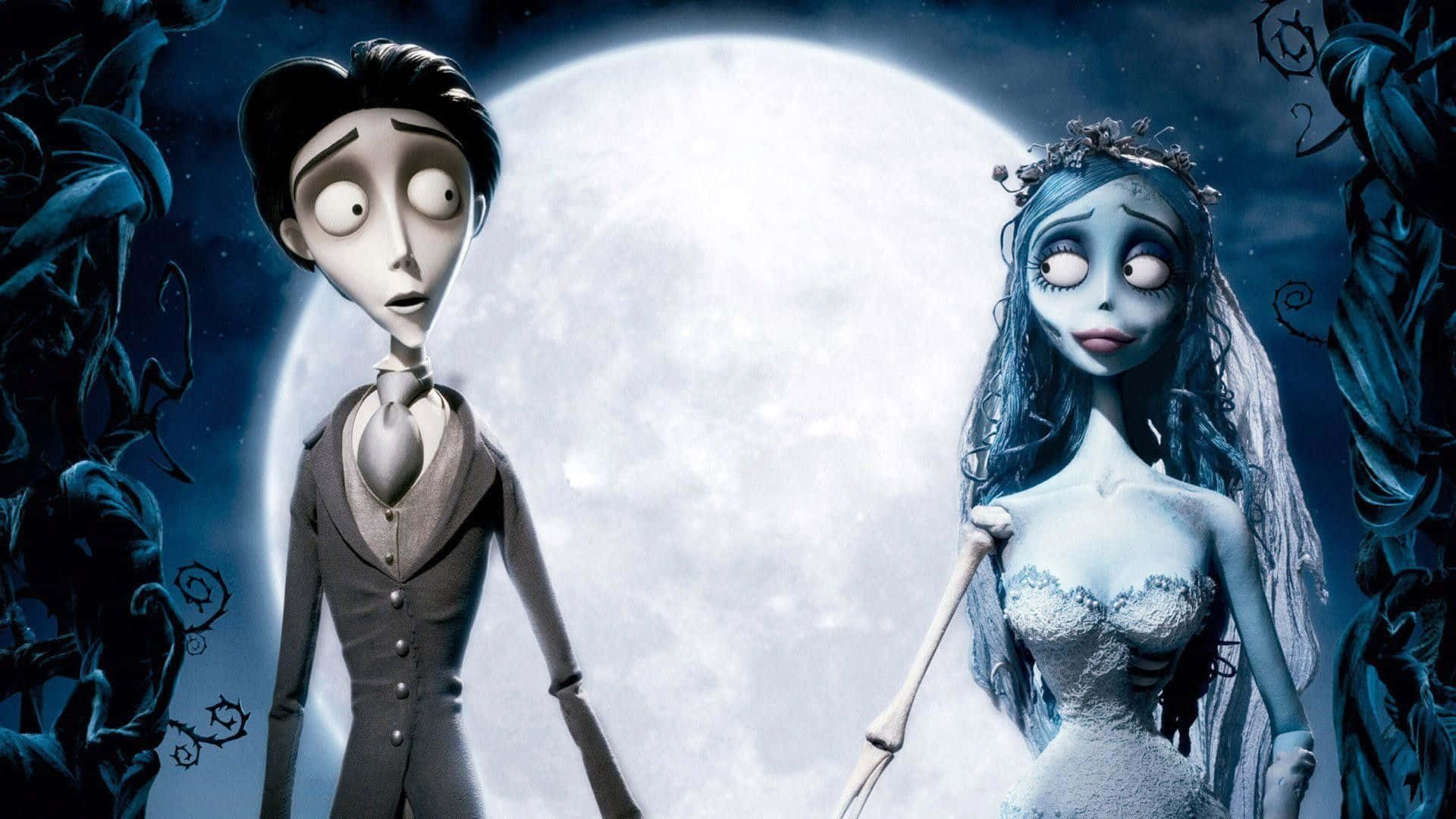 corpse bride 桌布 壁紙 — 一對哥德式動畫情侶站在滿月前，身處陰森藍光下的黑暗扭曲森林中。
