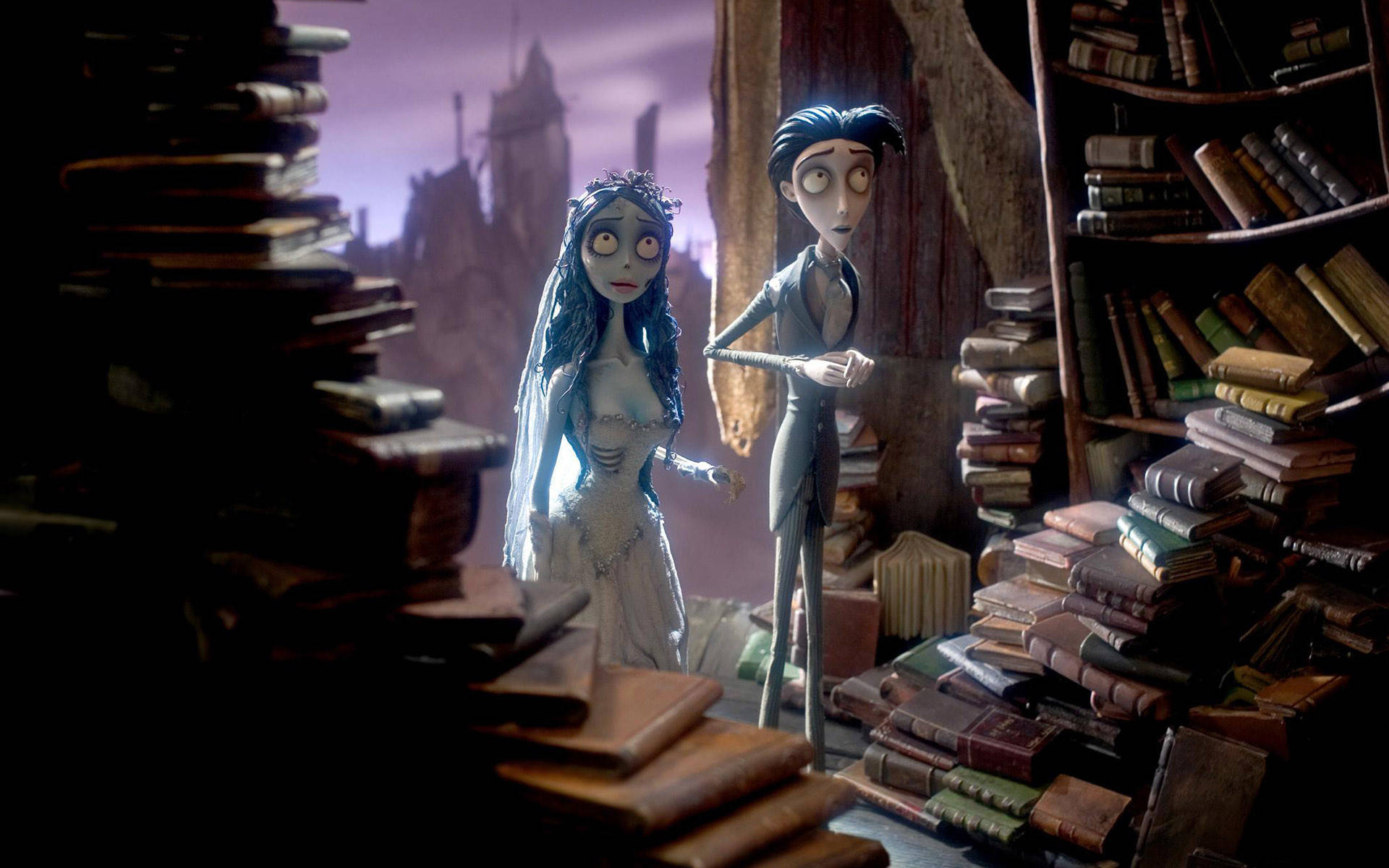 tim burton movies 桌布 壁紙 — 一對哥德式情侶站在一個光線昏暗、堆滿書籍的圖書館裡，背景是紫色的黃昏天空。