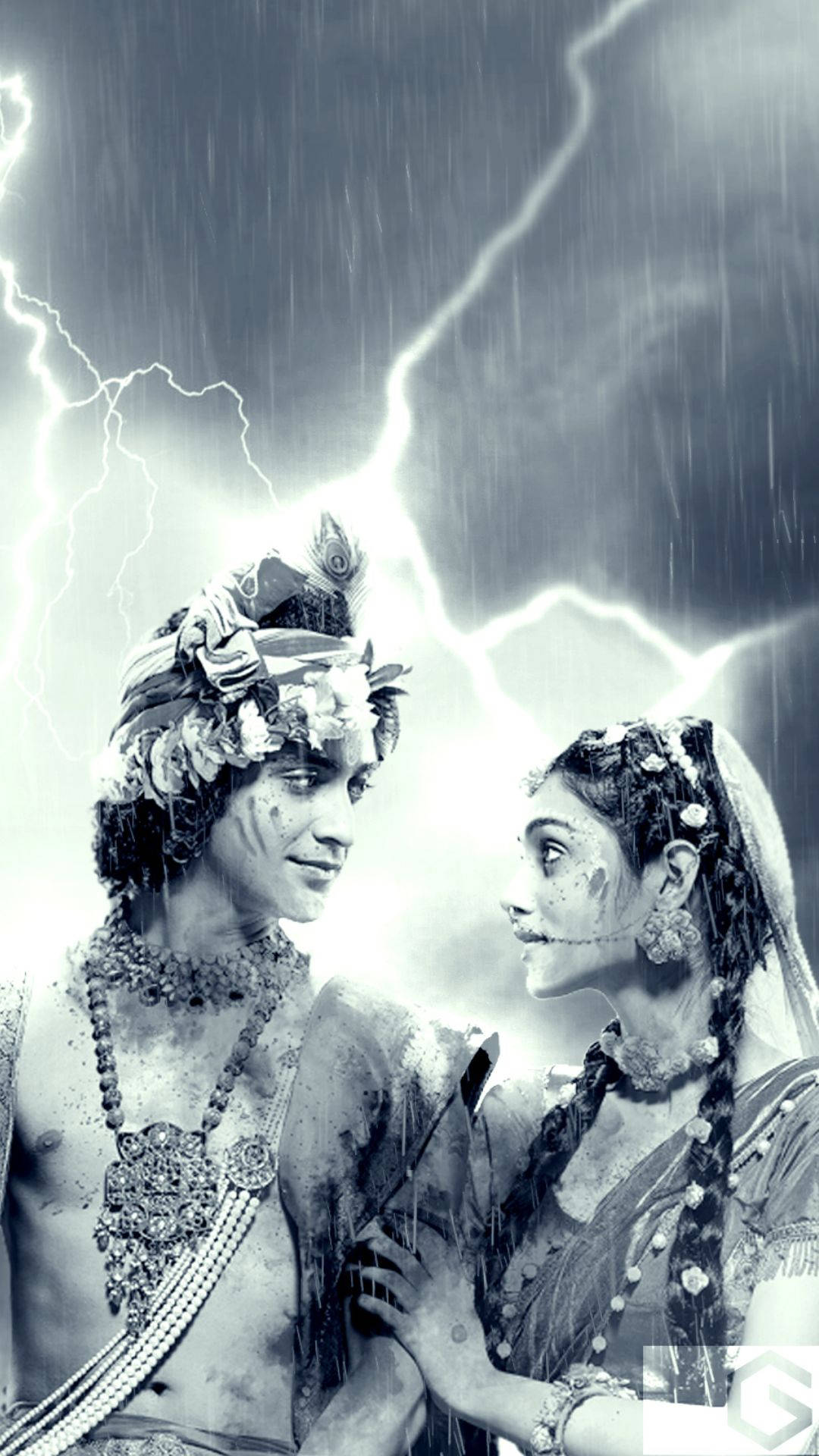 radha krishna serial 桌布 壁紙 — 一對單色調的夫婦穿著華麗的傳統服飾，在暴風雨的天空下，伴隨著生動的閃電，分享親密的目光。