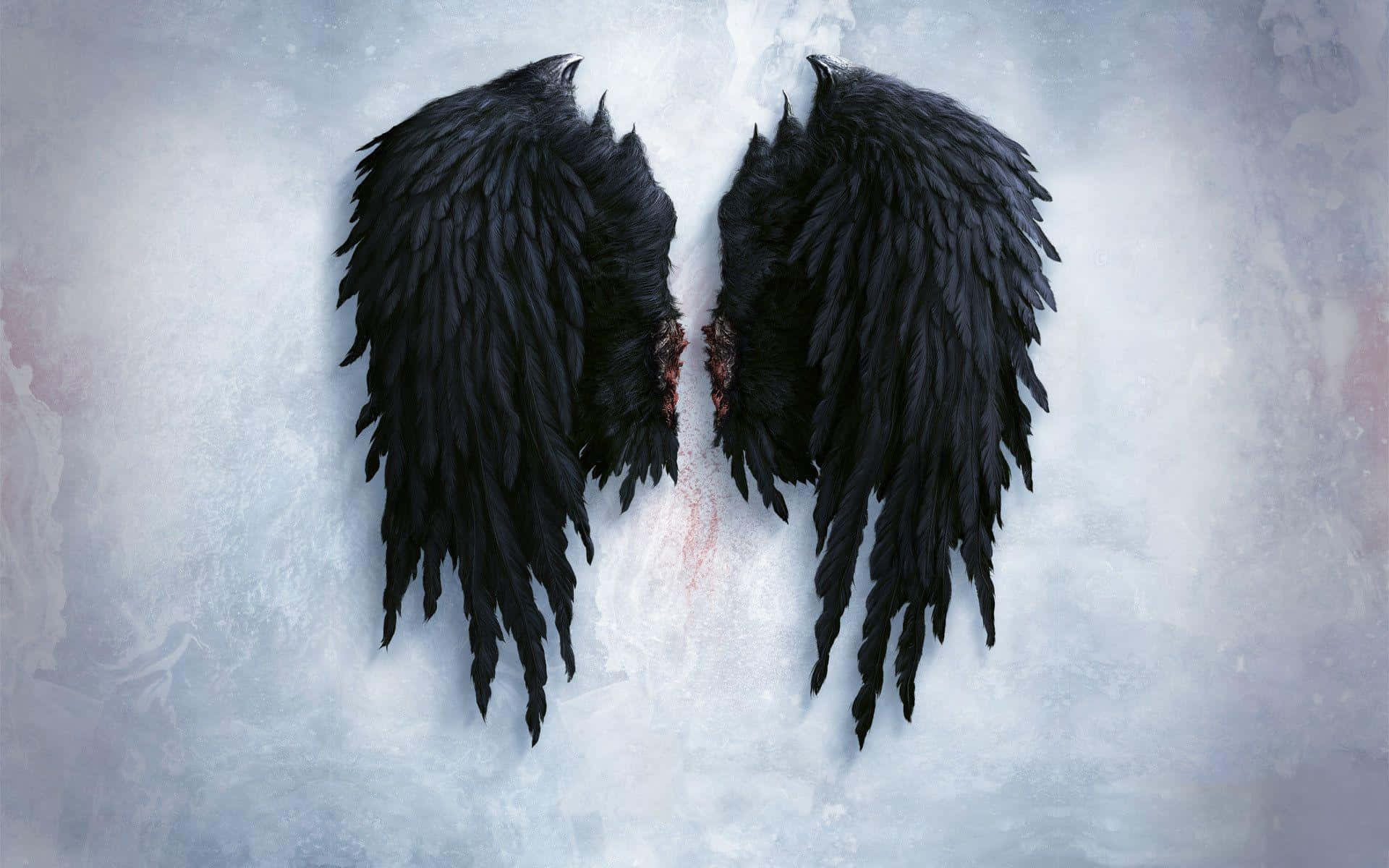 Angel Wings 桌布 壁紙 — 一對大型黑色羽毛翅膀，中心帶血，在霜灰色背景上展開。