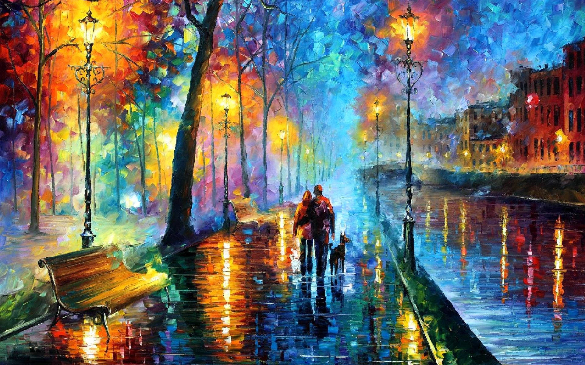 情侶 桌布 壁紙 — 一對夫婦在夜晚帶著他們的狗沿著被雨水浸濕的城市小徑散步，被映照在水坑中的鮮豔路燈照亮。