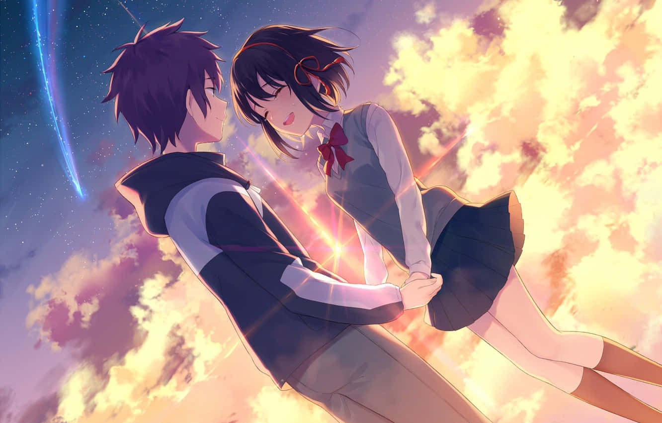 Your Name Anime 桌布 壁紙 — 一對年輕動漫情侶在充滿活力的日落天空下擁抱，天空中有發光的雲朵和一顆流星。
