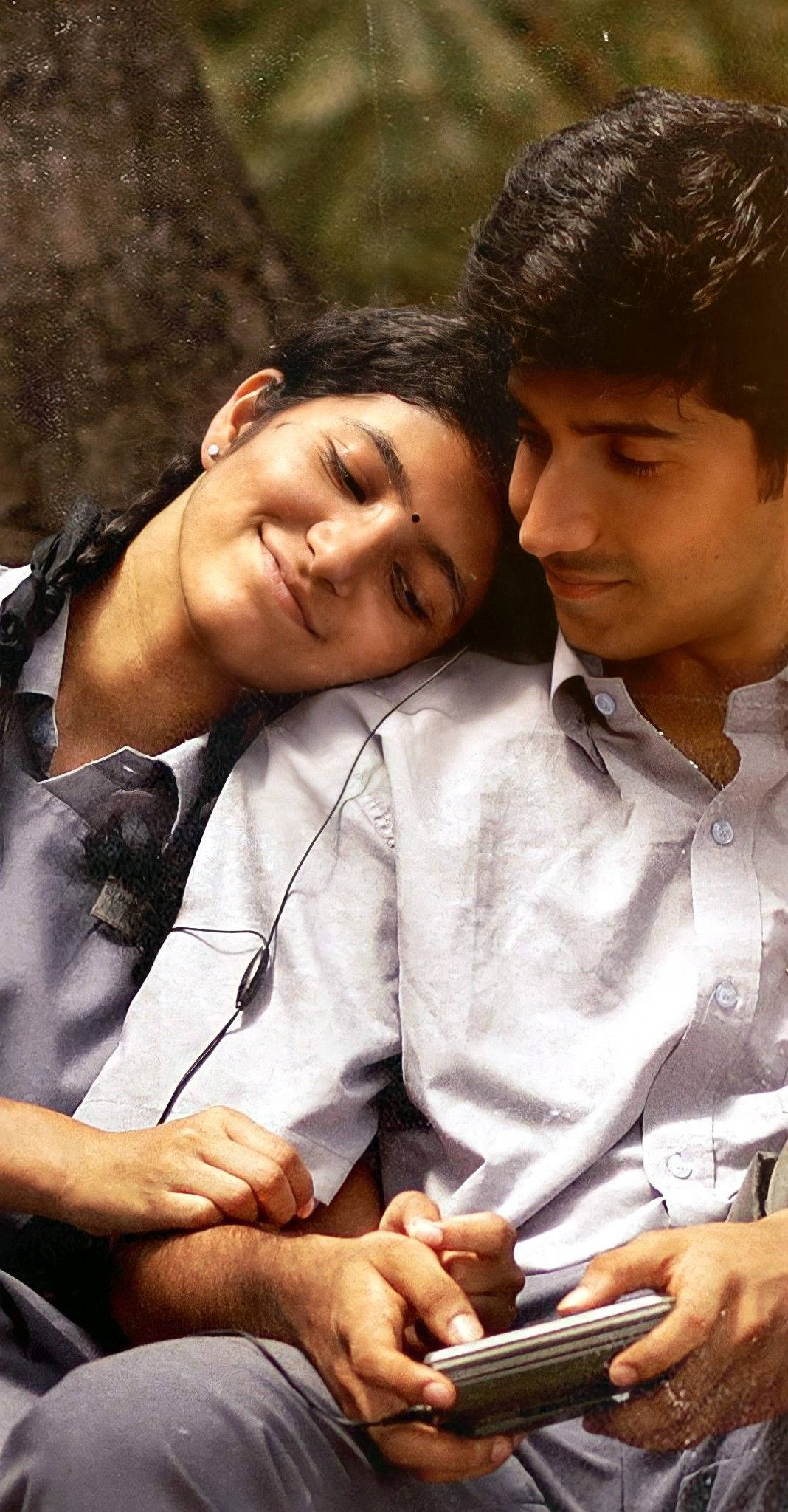 Cute Couples 桌布 壁紙 — 一對年輕情侶在戶外分享溫馨時刻，微笑著一起用復古電話聽音樂。