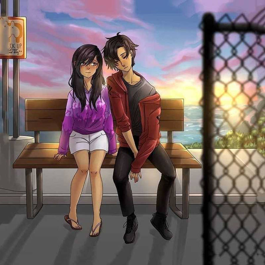 Aphmau 桌布 壁紙 — 一對年輕情侶在日落時分緊靠著坐在長椅上，被鐵絲網圍欄框住，背後是粉紅色和橙色的天空。