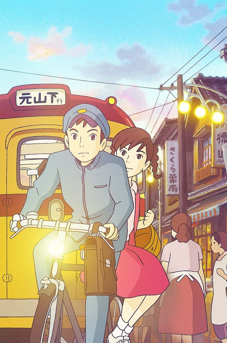 來自紅花坂 桌布 壁紙 — 一對年輕情侶在日落時分騎腳踏車穿過充滿活力的日本街道，背景有火車。