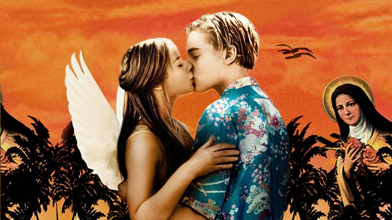 romeo and juliet 桌布 壁紙 — 一對年輕情侶在熾熱的橙色夕陽下熱情接吻，背景有聖人形象和鳥兒。