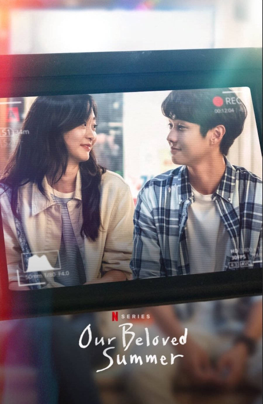 Beloved 桌布 壁紙 — 一對年輕情侶在顯示Netflix劇集《Our Beloved Summer》的平板電腦螢幕上溫暖地互相微笑。