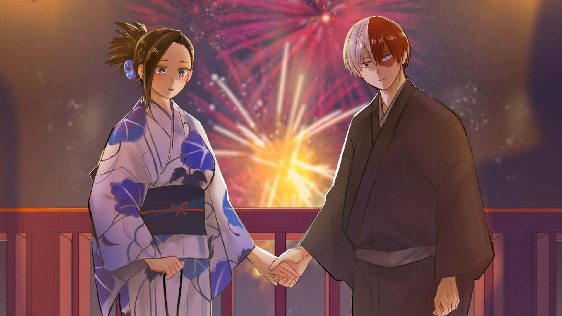 Momo Yaoyorozu 桌布 壁紙 — 一對年輕情侶穿著傳統和服在陽台上牽手，背後是溫暖發光的夜空中綻放的絢麗煙火。