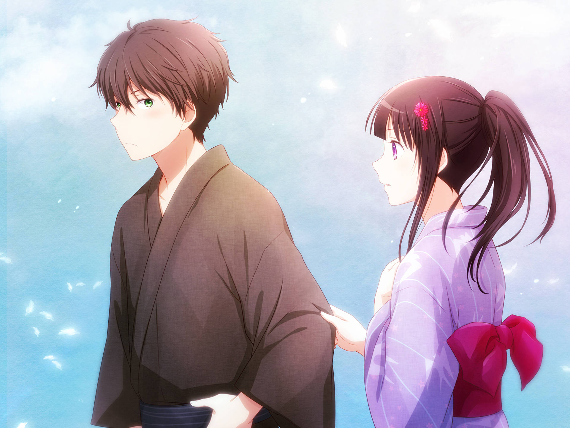 Oreki Houtarou 桌布 壁紙 — 一對年輕的動漫情侶穿著傳統和服，在柔和的藍天和輕柔飄落的花瓣旁並肩站立。