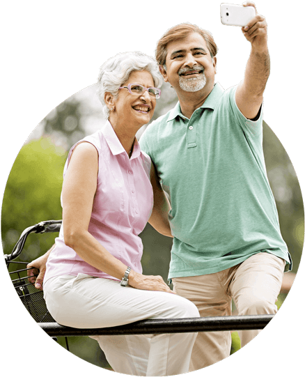 Retirement 桌布 壁紙 — 一對年長夫婦在戶外騎著腳踏車，一起開心自拍，笑容滿面。