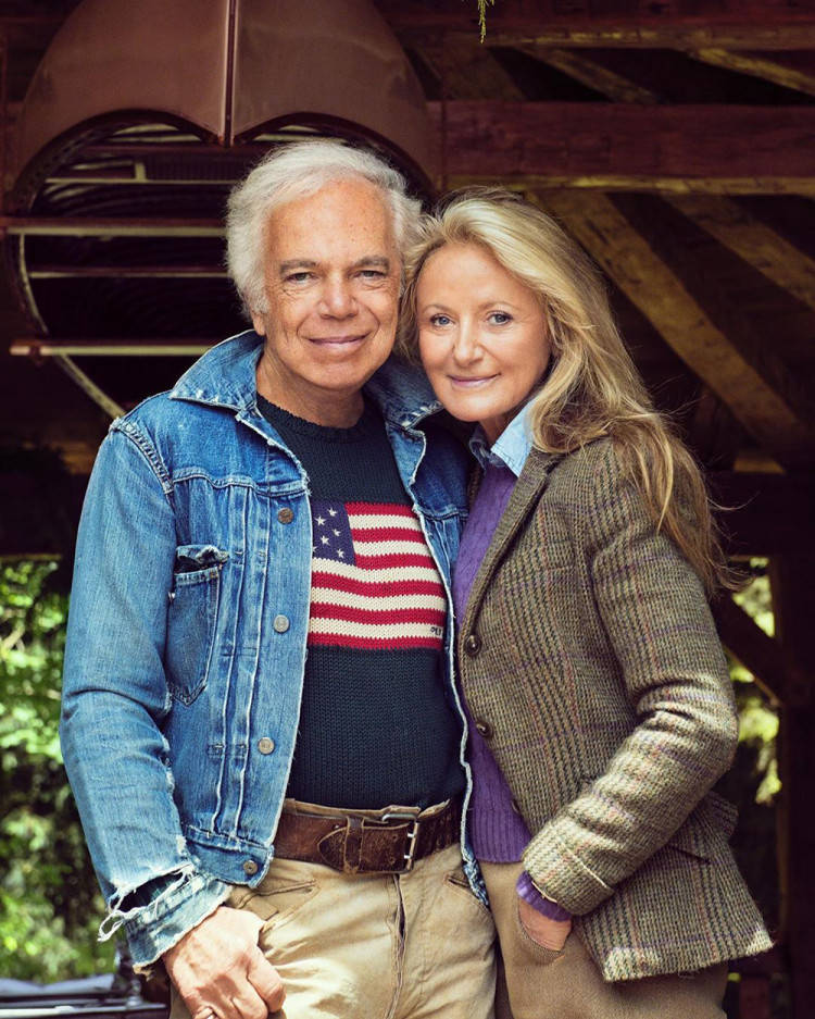 ralph lauren 桌布 壁紙 — 一對年長夫婦在身後有綠植的質樸木結構下溫暖地微笑。