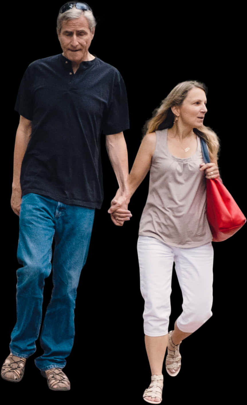 People Walking 桌布 壁紙 — 一對年長夫婦手牽手走在純黑背景前，女士拿著紅色手提包，兩人都穿著休閒服裝。