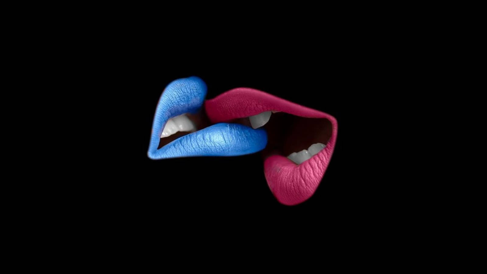 lip 桌布 壁紙 — 一對引人注目的3D渲染嘴唇，一半藍色一半粉紅色，黑色背景，牙齒可見。