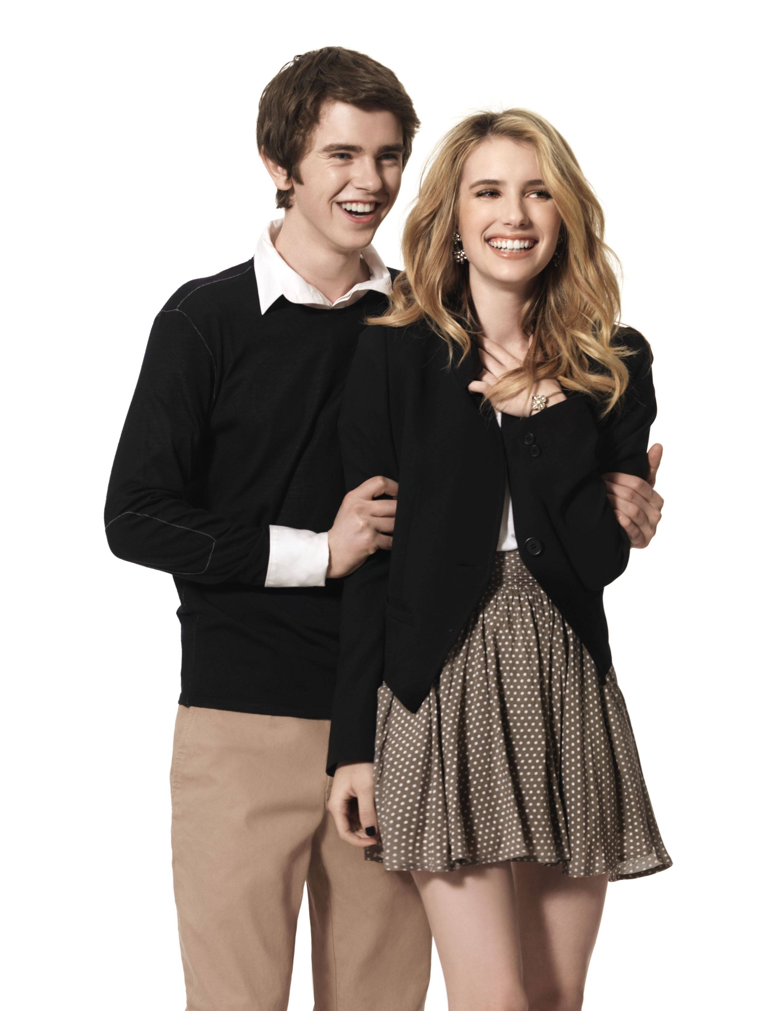Freddie Highmore 桌布 壁紙 — 一對微笑的年輕情侶在純白背景前溫暖擁抱，散發出快樂的連結和青春魅力。