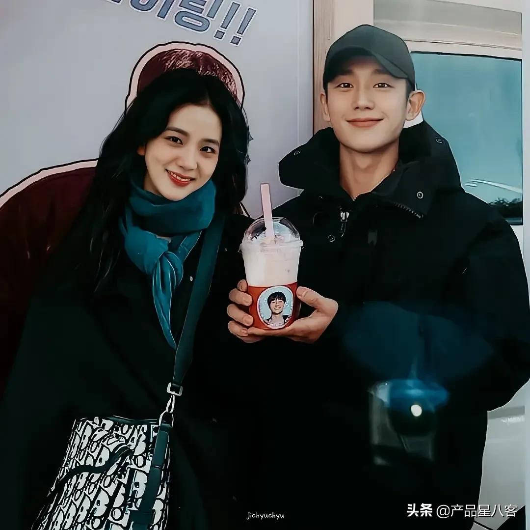 drama 桌布 壁紙 — 一對微笑的年輕情侶穿著冬季外套，一起拿著帶有卡通貼紙的品牌奶昔擺姿勢。