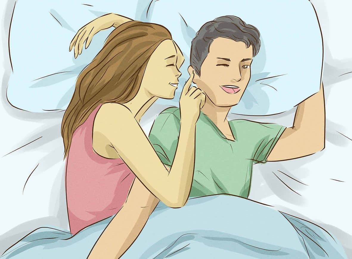 couple in bed 桌布 壁紙 — 一對微笑的情侶在溫暖燈光下，用柔軟枕頭和毛毯在床上依偎。