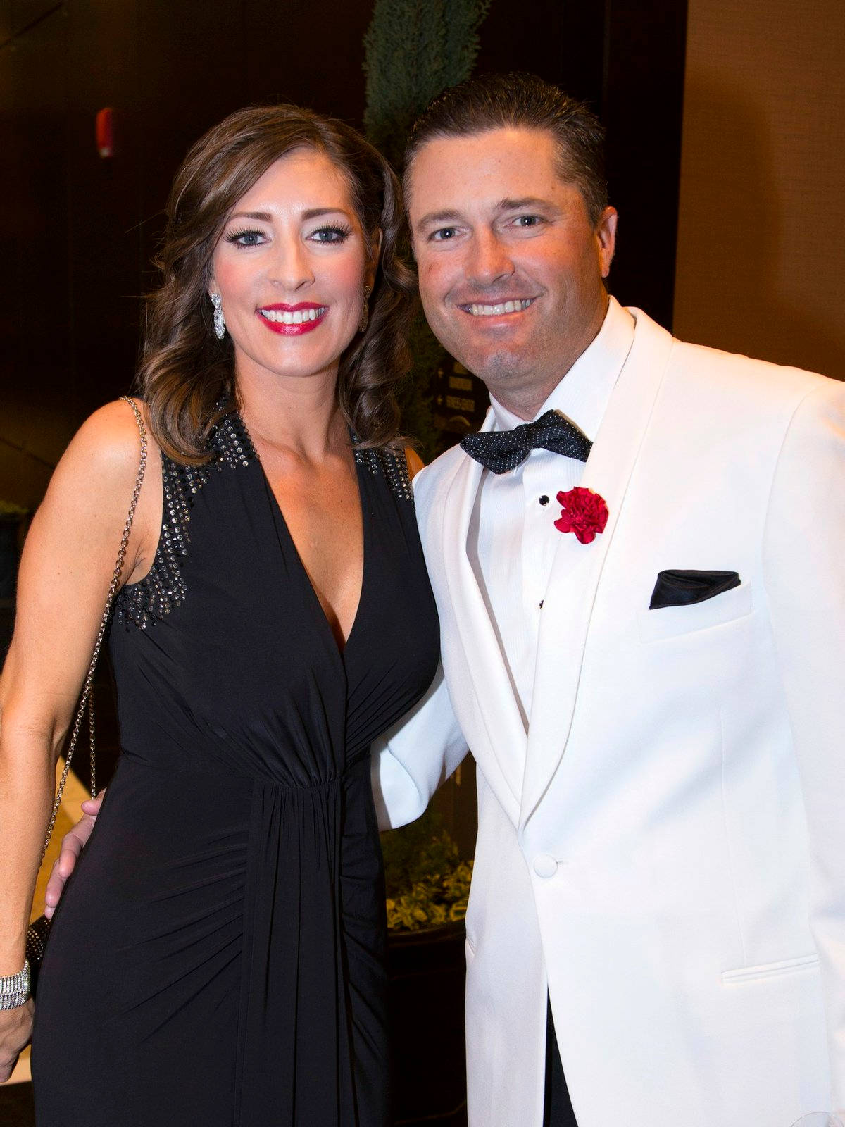 Ryan Palmer 桌布 壁紙 — 一對微笑的情侶穿著正式服裝，在優雅的晚間活動中拍照留念。
