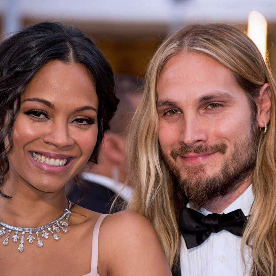 Beautiful Couple 桌布 壁紙 — 一對微笑的情侶穿著正式服裝，在柔和的背景燈光下於華麗活動中緊密擺姿勢。