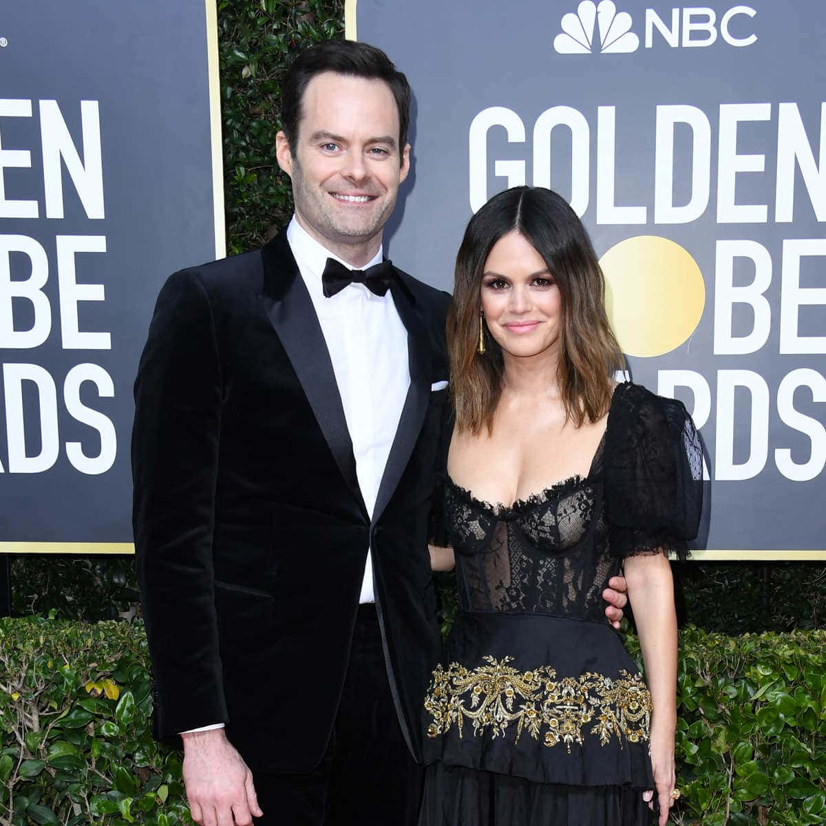 bill hader 桌布 壁紙 — 一對微笑的情侶穿著正式黑色服裝，在金球獎紅地毯活動上一起擺姿勢。