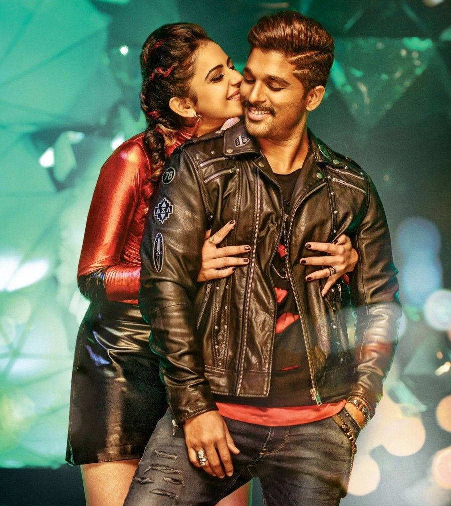 Allu Arjun 桌布 壁紙 — 一對微笑的情侶穿著皮夾克，在閃爍綠色舞台背景和散景燈光下溫暖擁抱。