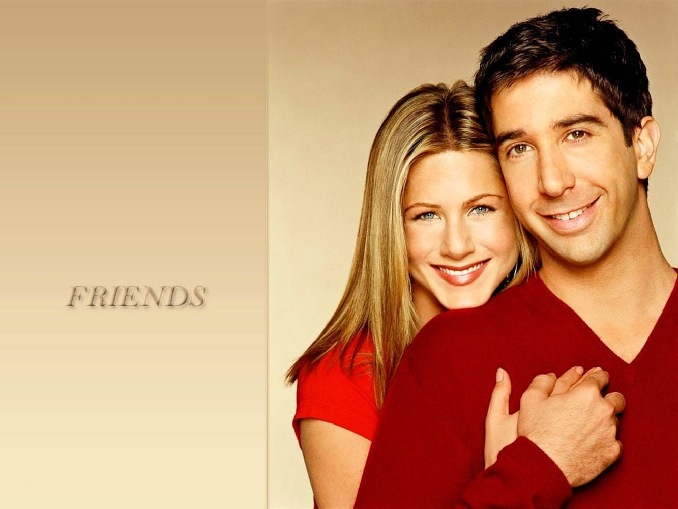 Friends Aesthetic 桌布 壁紙 — 一對微笑的情侶穿著紅色毛衣，在米色背景前溫暖擁抱，左側微妙地刻有「FRIENDS」字樣。