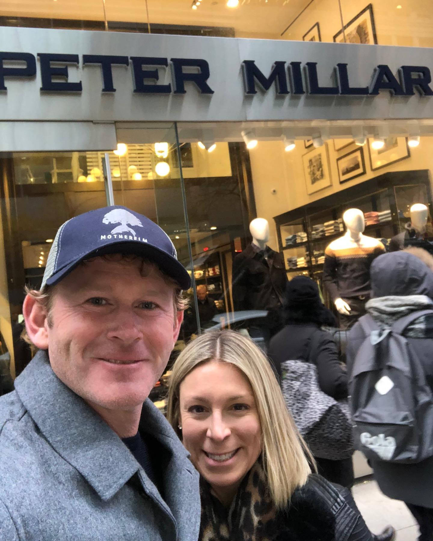 selfie 桌布 壁紙 — 一對微笑的男女在Peter Millar店外自拍，身後玻璃窗內可見人體模型。