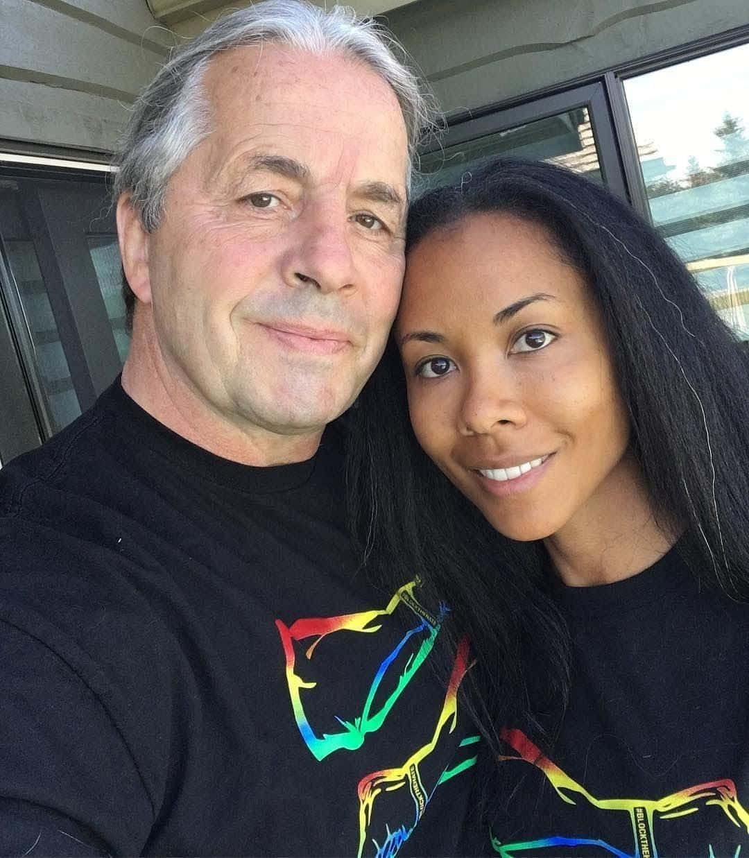 桌布 壁紙 — 一對微笑的老年男女穿著印有彩虹貓圖案的黑色情侶T恤，緊靠在一起自拍。