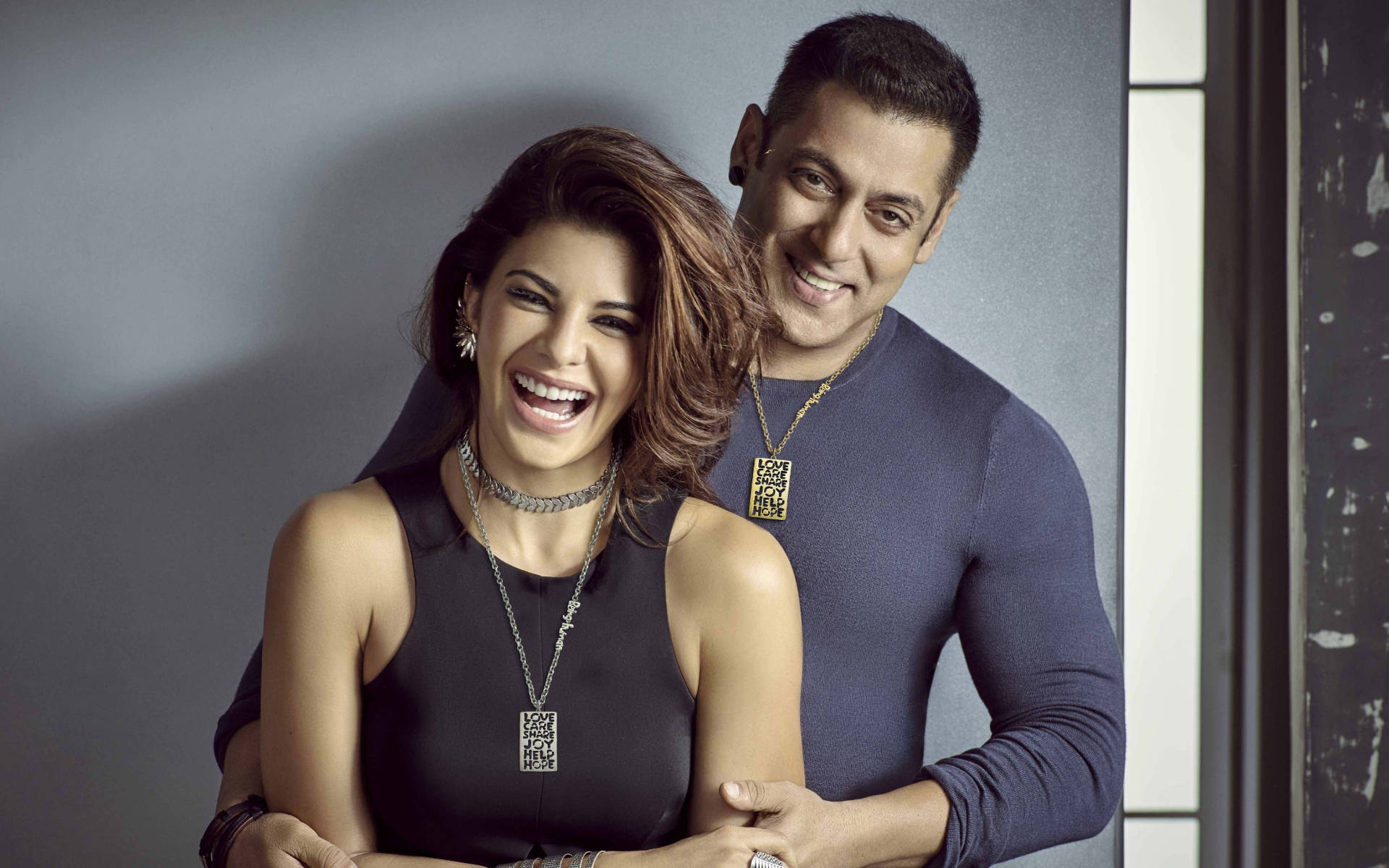 Salman Khan 桌布 壁紙 — 一對快樂的情侶在時尚的攝影棚肖像中一起大笑，帶有戲劇性的燈光和現代珠寶。
