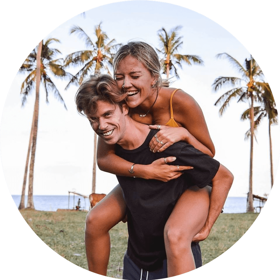 Love Couple 桌布 壁紙 — 一對快樂的情侶在海邊的棕櫚樹下玩騎馬打仗。