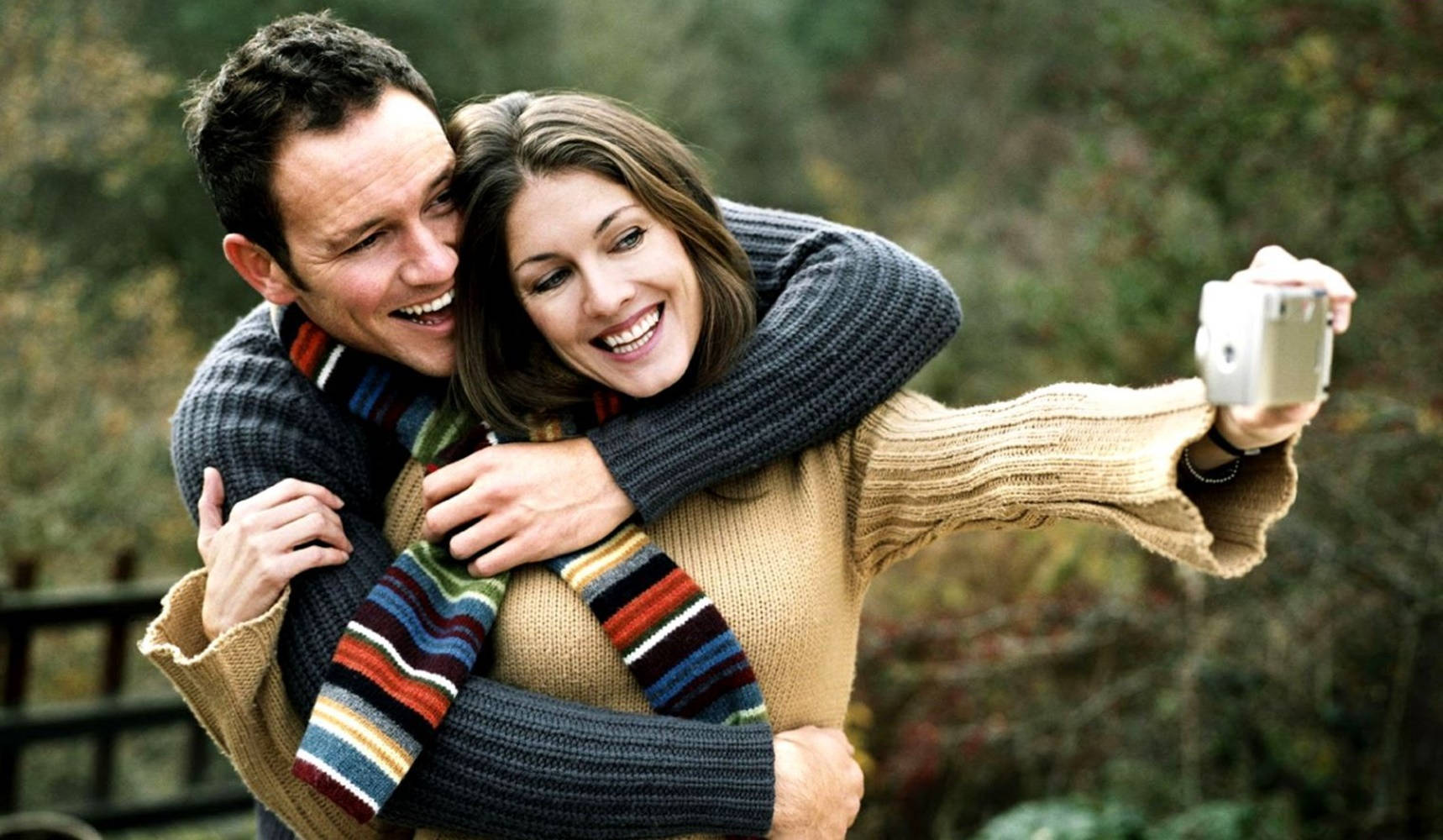 Couples 桌布 壁紙 — 一對快樂的情侶在秋天的落葉中擁抱自拍。