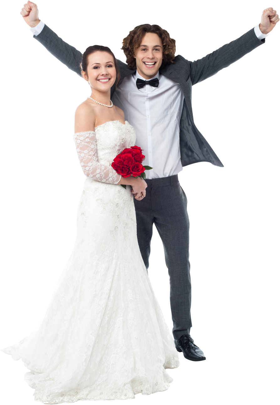 Couples 桌布 壁紙 — 一對快樂的新娘和新郎穿著婚禮服裝，在黑色背景下舉起手臂慶祝。