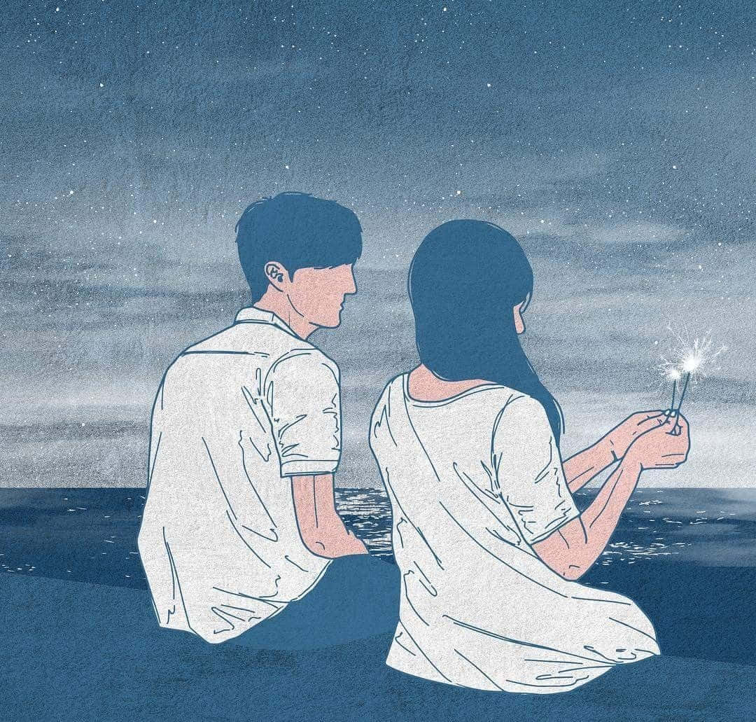 可愛動漫情侶 桌布 壁紙 — 一對情侶並肩坐在夜晚的海灘上，凝視著星空，女子手持點燃的煙火棒。