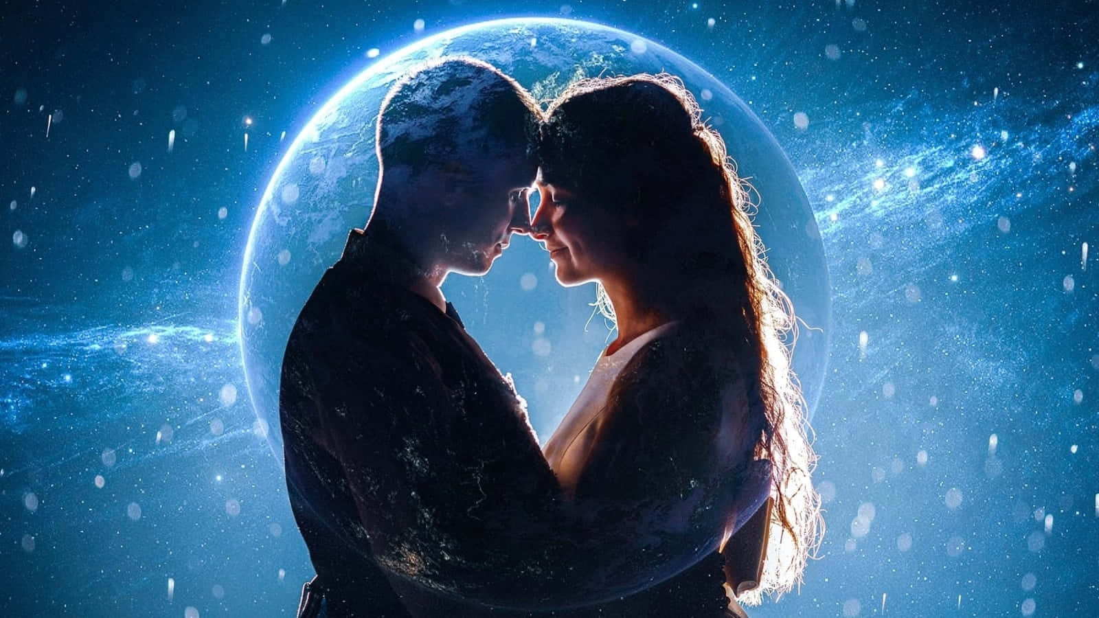 Romantic Love 桌布 壁紙 — 一對情侶以剪影姿態擁抱，背景是發光的藍色地球，周圍環繞著星星和宇宙塵埃。