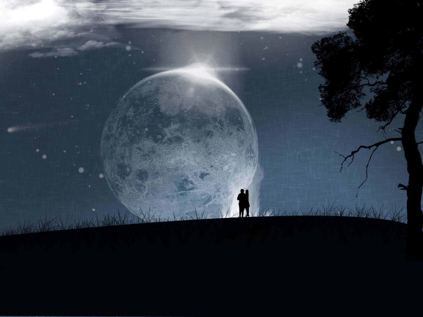 Moonlight 桌布 壁紙 — 一對情侶以剪影站在山丘上，背景是巨大的發光月亮、星星和旁邊的一棵樹。