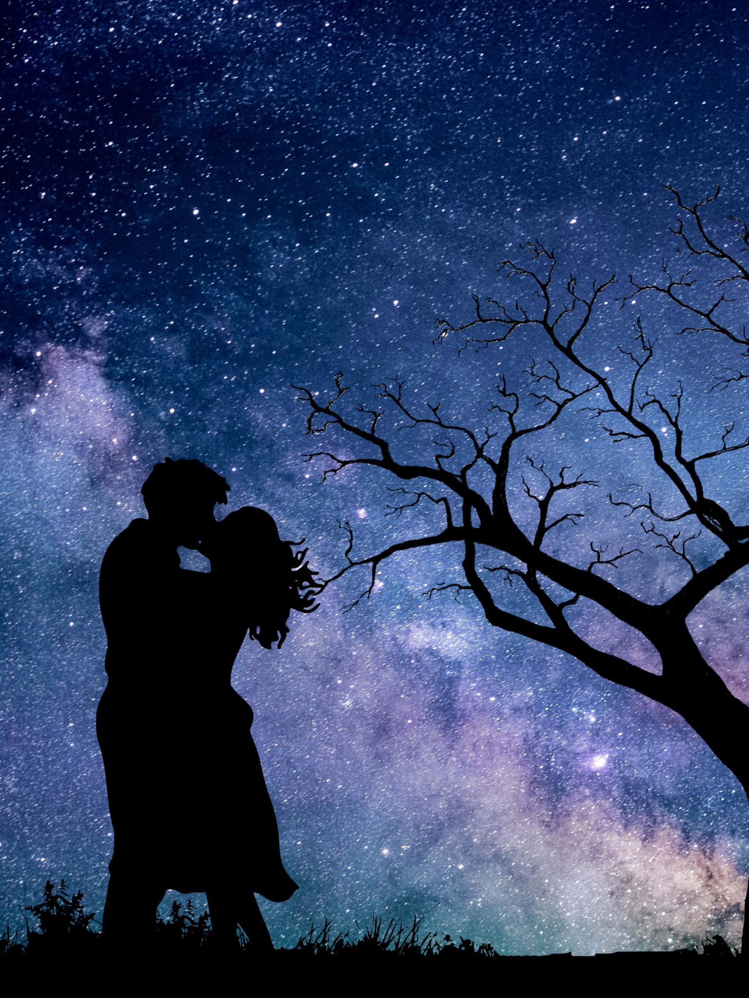 Galaxy Sky 桌布 壁紙 — 一對情侶在令人驚嘆的星空下接吻的浪漫剪影，旁邊有一棵光禿禿的樹。