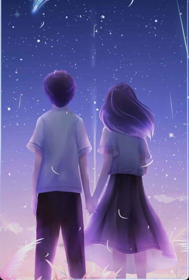 Anime Sky 桌布 壁紙 — 一對情侶在佈滿星星的紫色天空下牽著手，有流星和發光的新月。