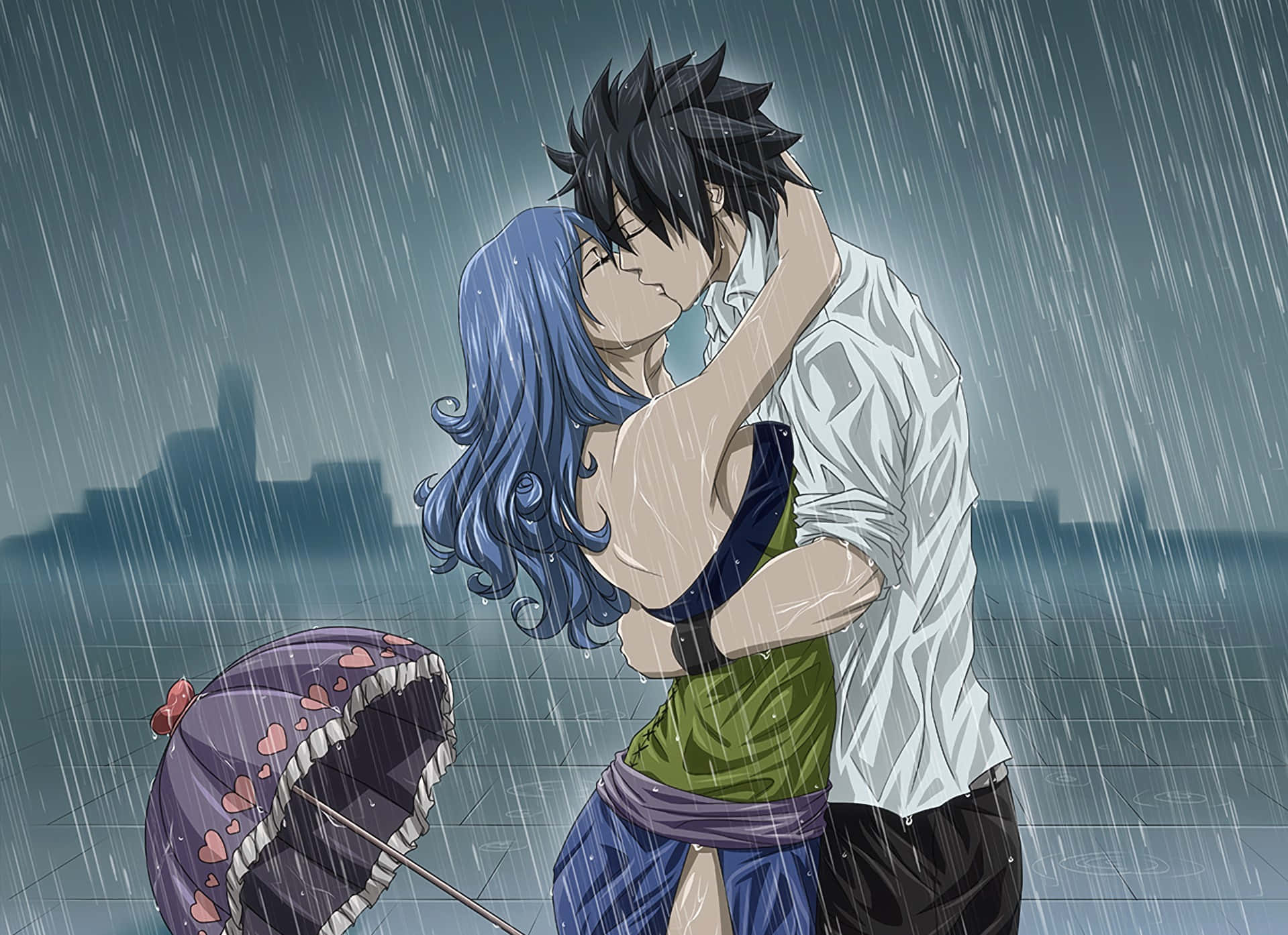 Gray Fullbuster 桌布 壁紙 — 一對情侶在傾盆大雨中熱情擁抱，附近有一把破傘，背景是模糊的城市天際線。