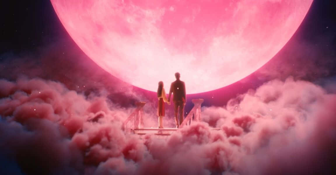 Pink Moon Real 桌布 壁紙 — 一對情侶在夢幻般的場景中，在巨大發光的粉紅色月亮下，在粉紅色雲朵上方的橋上牽手。