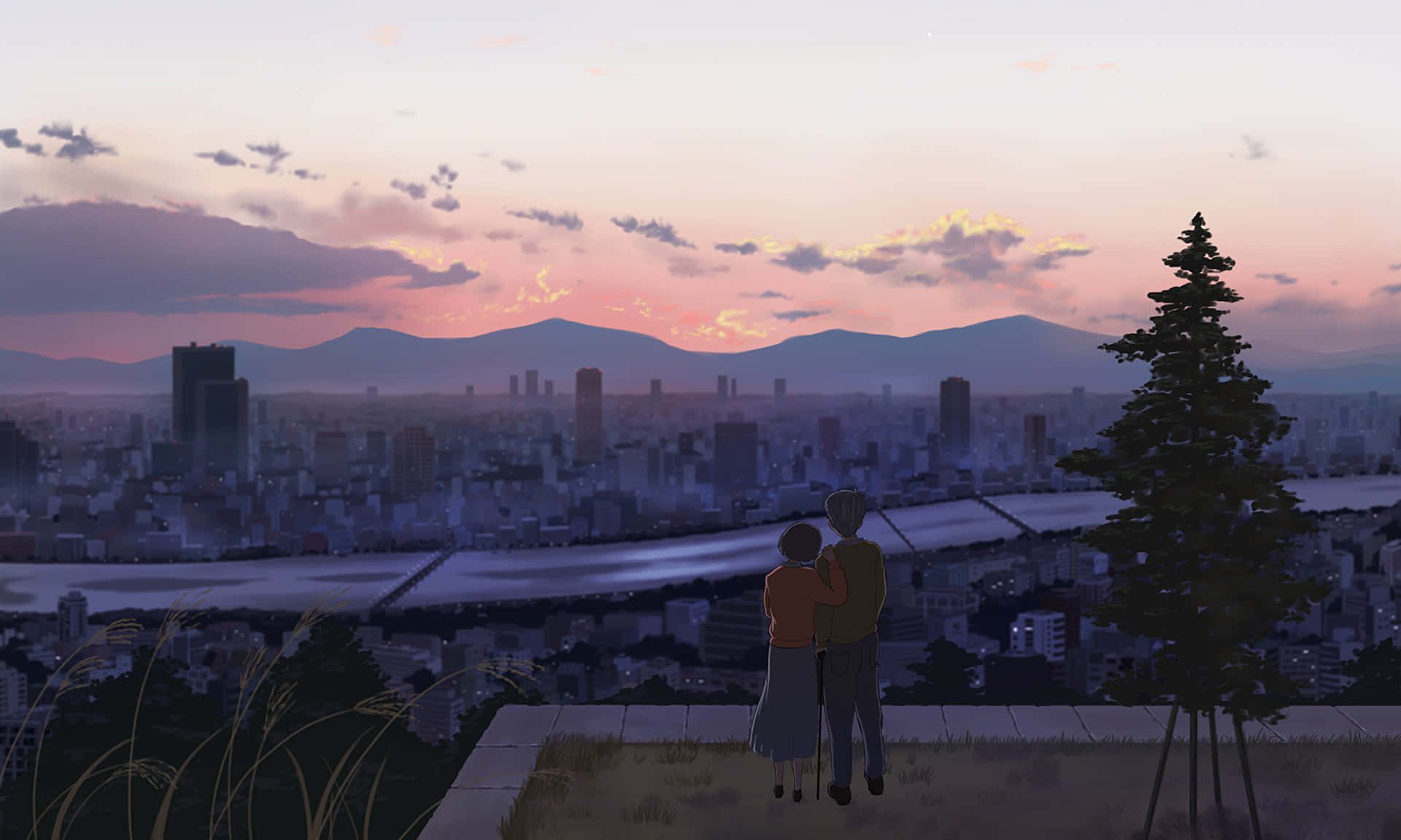 Whisper Of The Heart 桌布 壁紙 — 一對情侶在山頂上擁抱，俯瞰日落時分的廣闊城市，遠方有山脈。