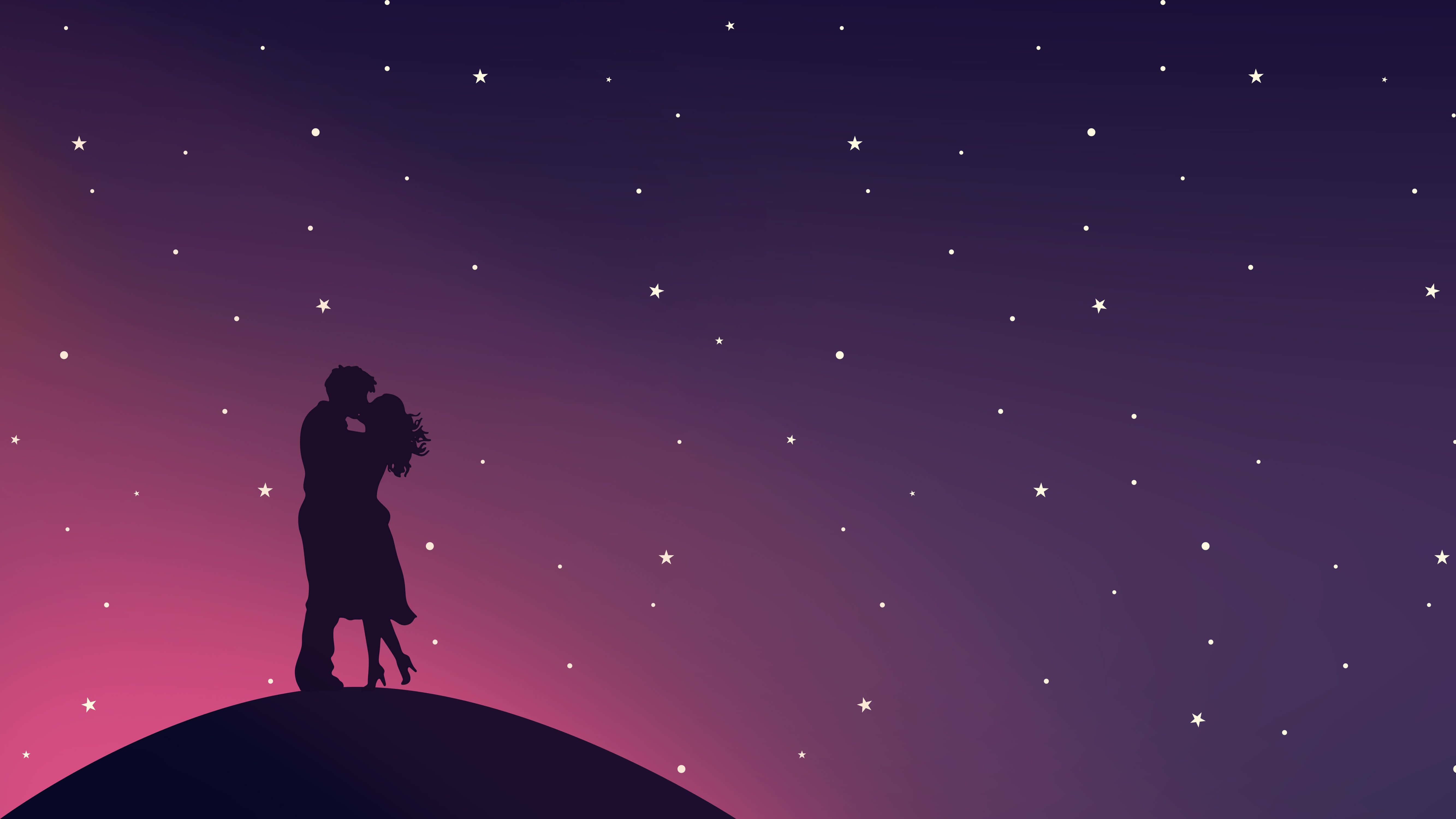 couple love 桌布 壁紙 — 一對情侶在山頂上擁抱的浪漫剪影，背景是繁星點點的暮色天空，帶有紫色和粉紅色的漸變色調。
