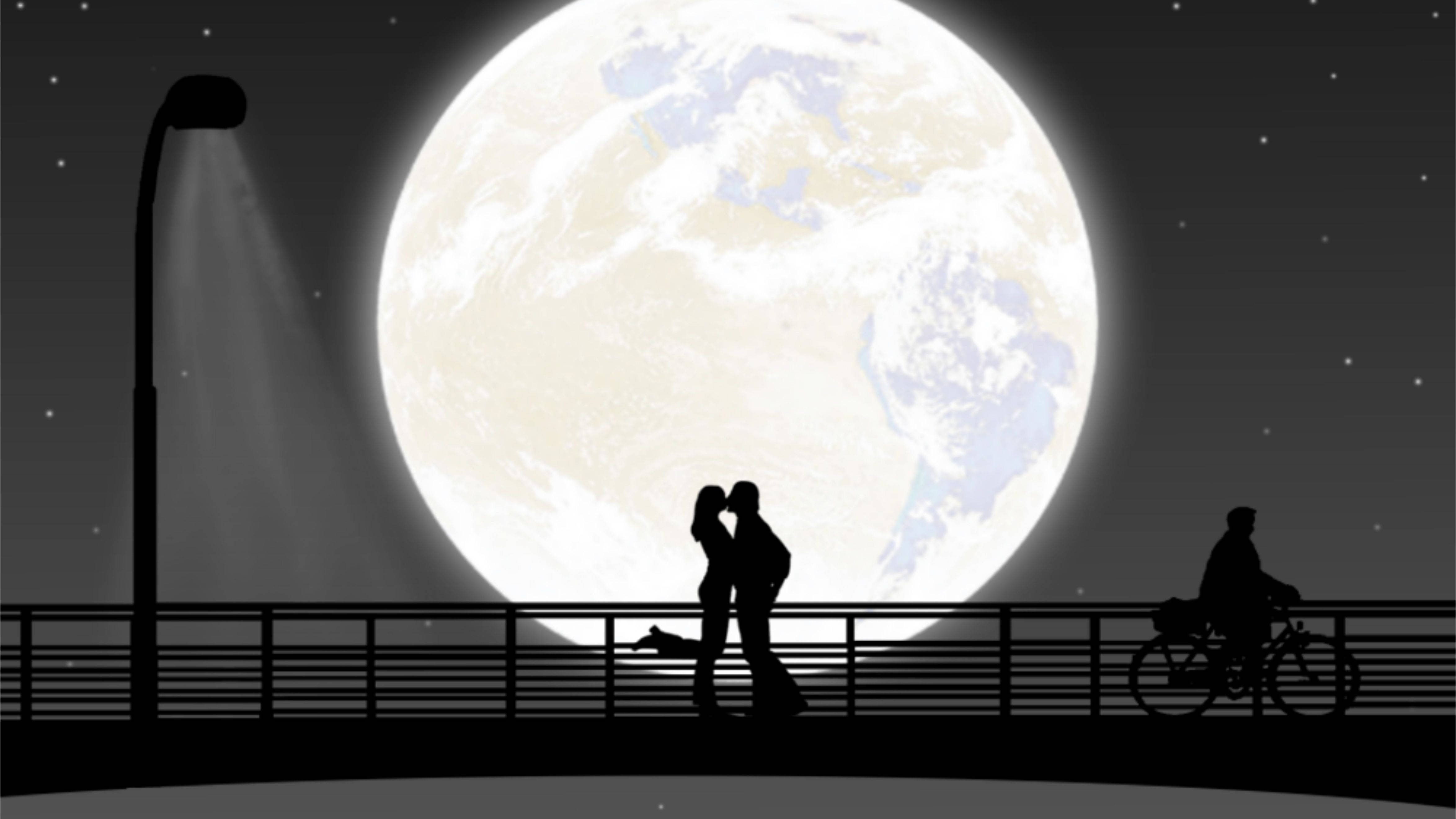 Romantic 桌布 壁紙 — 一對情侶在巨大月亮下接吻的剪影，同時一個騎腳踏車的人在夜間經過橋上。