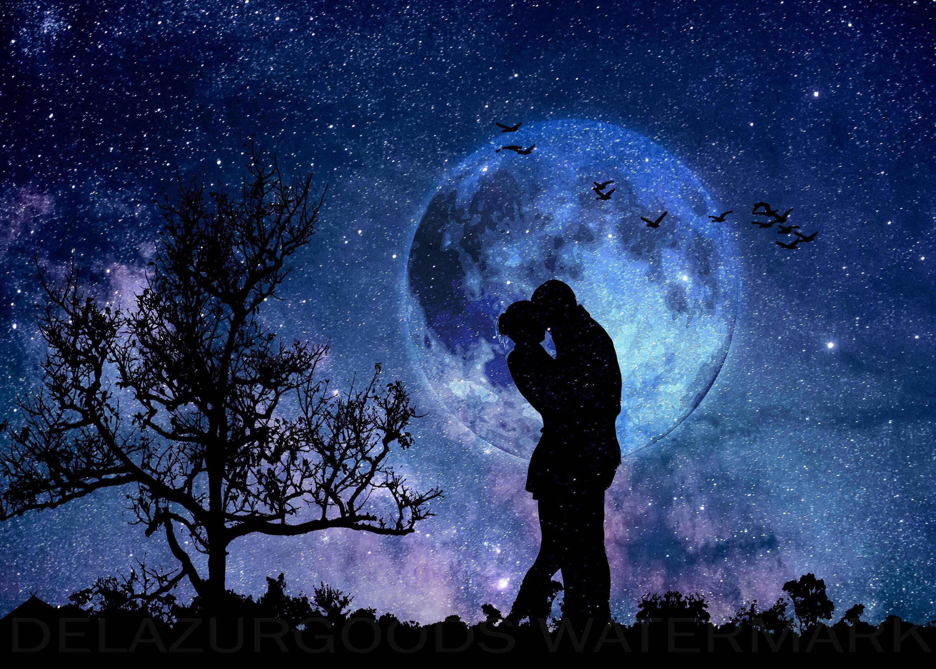 Stars 桌布 壁紙 — 一對情侶在巨大月亮和滿天星斗的夜空下接吻的浪漫剪影，伴隨著飛鳥。